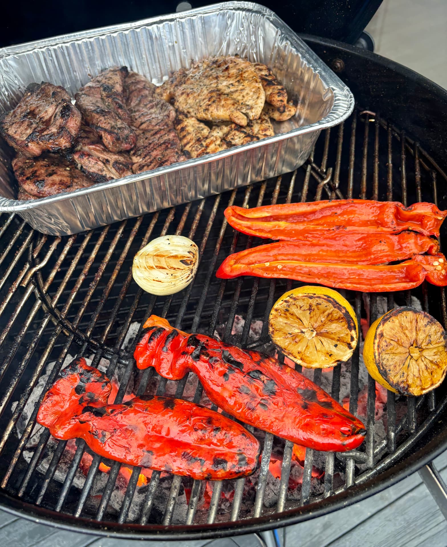 Grillet paprika, sitron og kjøtt på grillen