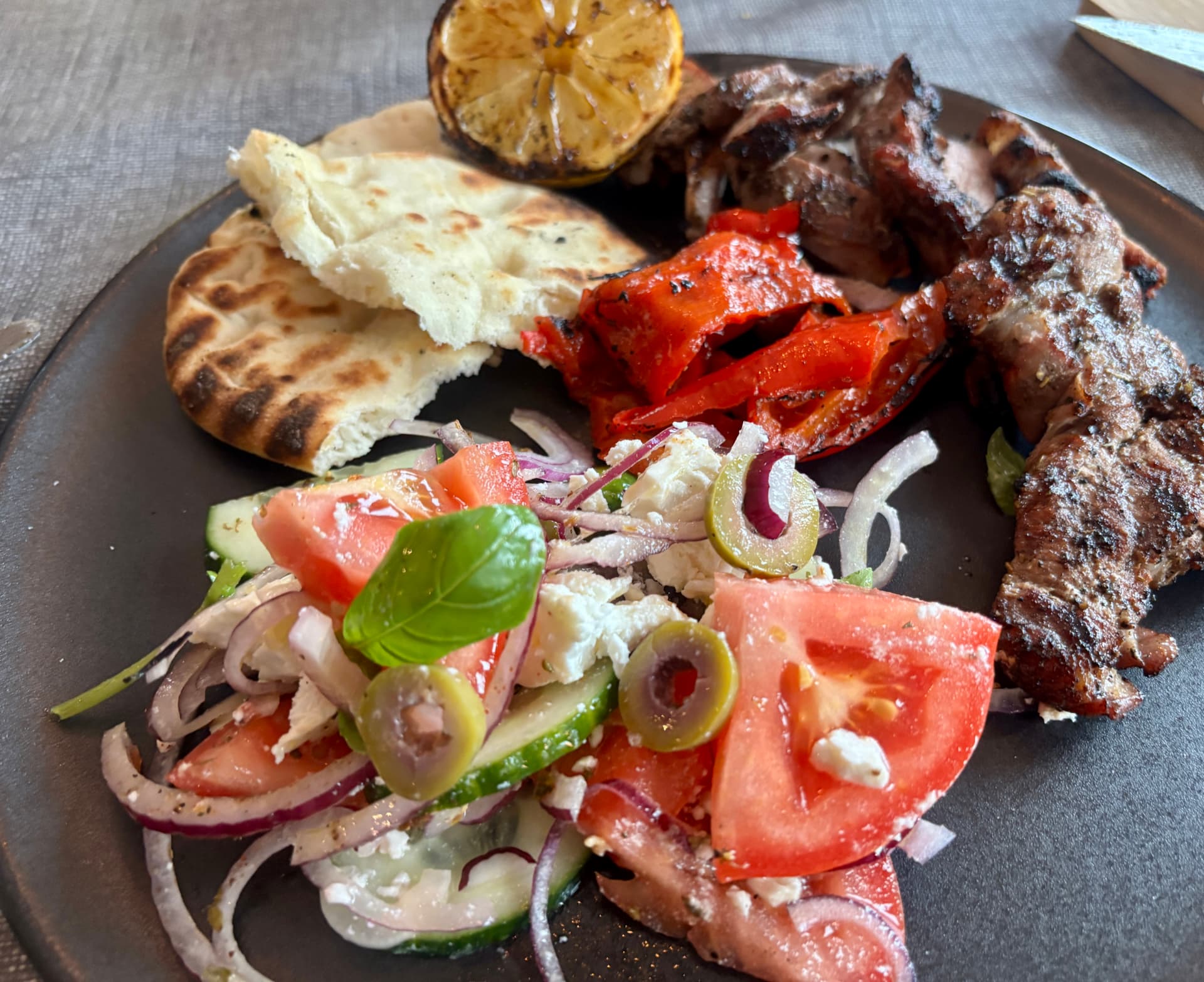 Grilltallerken med kjøtt, grillet paprika, brød og gresk salat